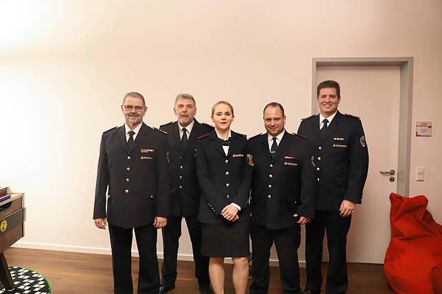 Kommandant Dieter Müller (links) und sein Stellvertreter Manuel Dippel (rechts) freuen sich über die Beförderungen von Thorsten Kletti, ...
