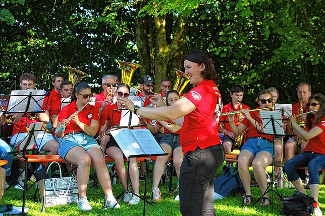 Der Musikverein Oberlauchringen motivierte die Sportler auf dem Weg zwischen Schwimmbecken und Aufstieg aufs Rad.