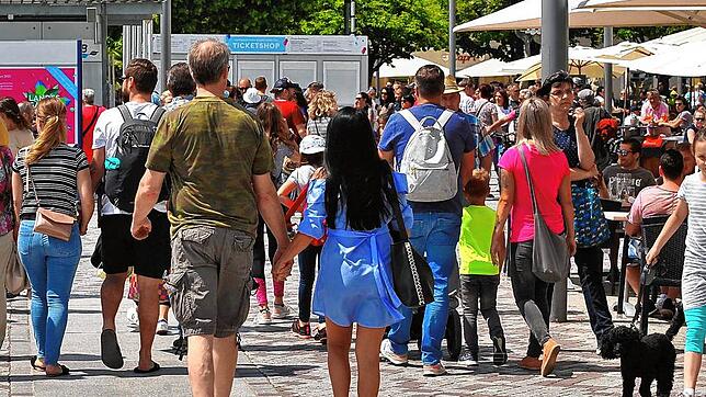 Die Promenade über Pfingsten: Abstände wurden nicht eingehalten, Mund-Nasen-Masken trug fast niemand. Die Stadt sah und sieht dennoch ...