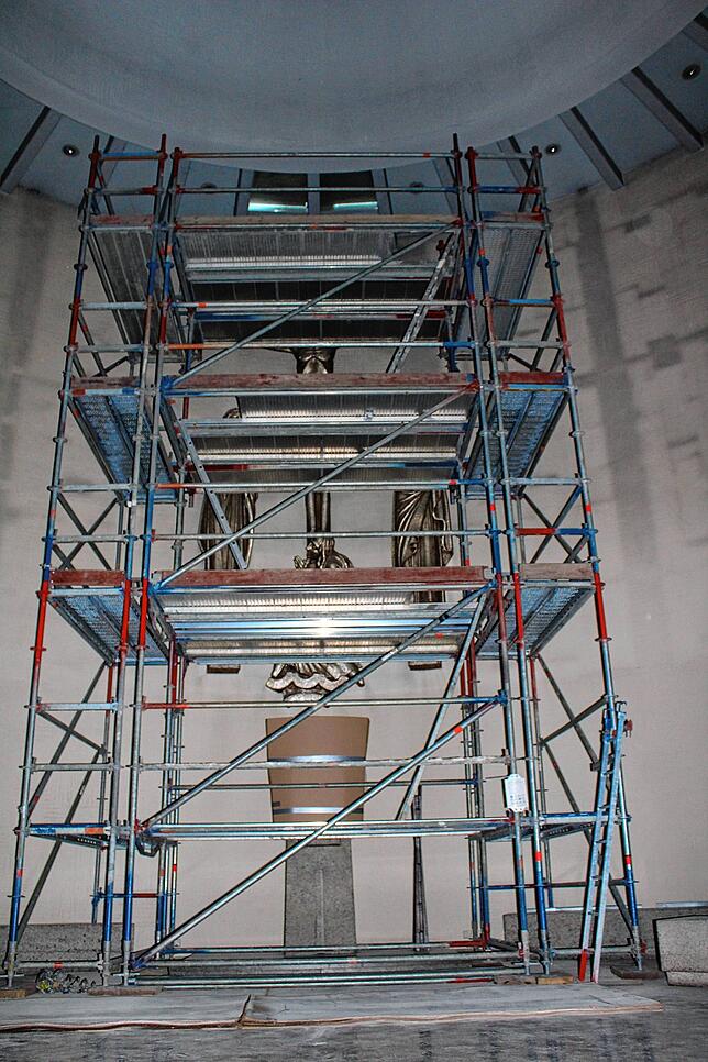 Schon bevor die Spendensammler unterwegs waren, wurden im Inneren der Kirche Gerüste aufgestellt. Bald werden die Kunstwerke verpackt ...