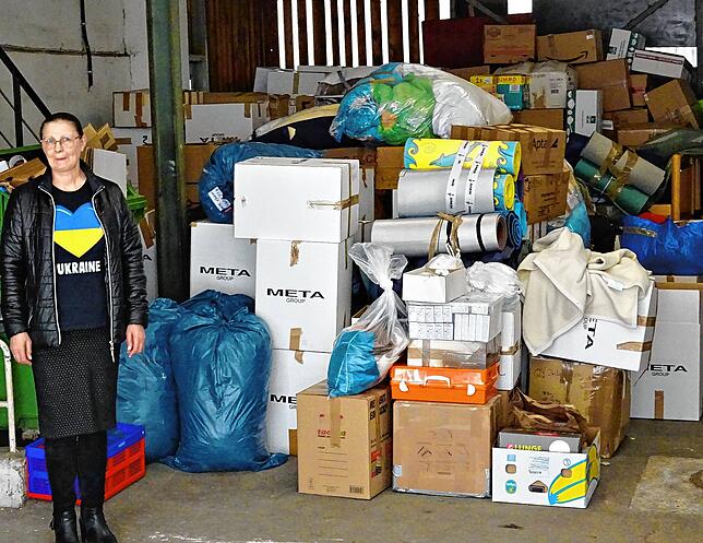 Dina Merklinger (im Bild) empfängt für die „Humanitäre Hilfe für die Ukraine“ Spenden in der Schwenninger Alleenstraße 13.