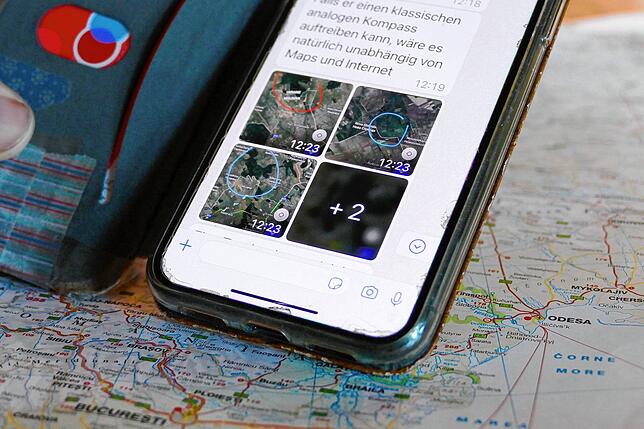 Glücklicherweise ist die Kommunikation mit den Flüchtenden per WhatsApp fast durchgehend möglich.
