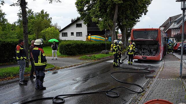 Die Feuerwehr löschte am Mittwoch einen Brand im Motorraum eines Linienbusses.