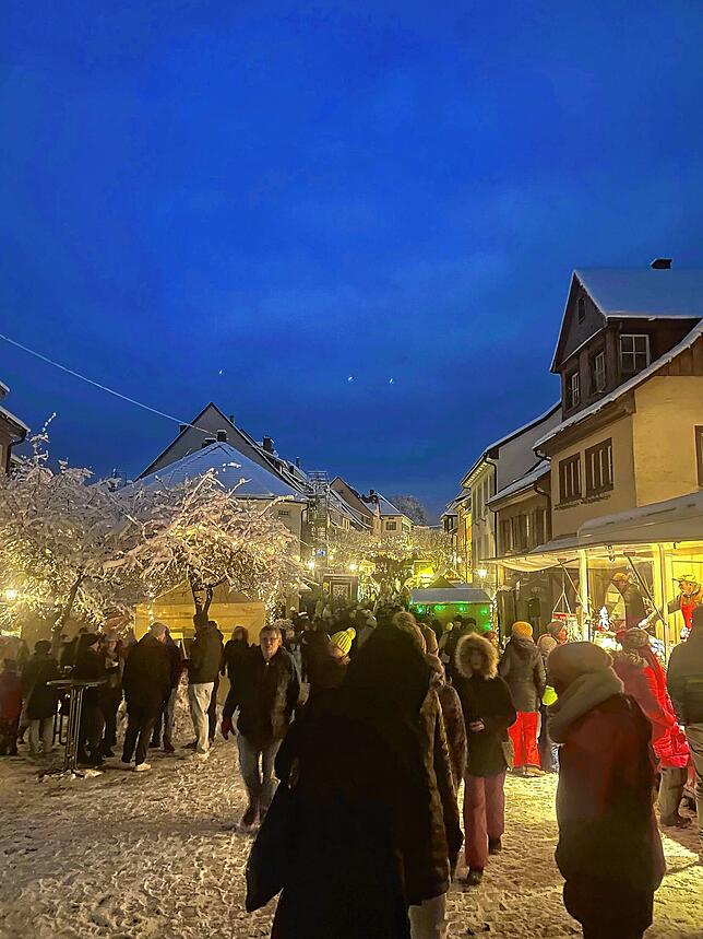 Gegen Abend gewann der Markt an Beliebtheit für alle Altersklassen und die Besucher strömten gerade zu in die Gassen der historischen ...