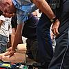 Polizist Henry Limp zeigt Damian Gayt (links) und Luca Johnen, wie sie einen Menschen reanimieren können. Zur Berufsorientierung konnten ...
