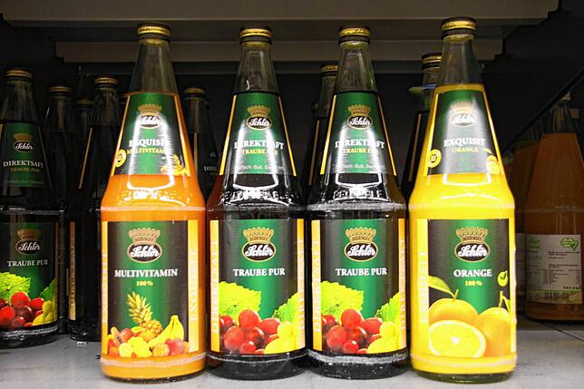 Schlör-Flaschen im Regal. Der Saft wird in Radolfzell produziert.