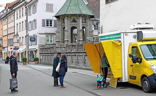 Distanz halten, um das Ansteckungsrisiko zu minimieren: In großem Abstand zu einander warten die Kunden an den Marktständen.