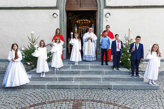 Kirchengemeinde Hohenfels: Fünf Mädchen und drei Jungen gingen am 19. September zum ersten Mal zum Tisch des Herrn. Pfarrer Michelbach ...