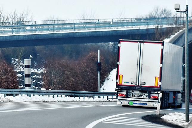 Der Blitzer an der B31 vor dem Dögginger Tunnel.