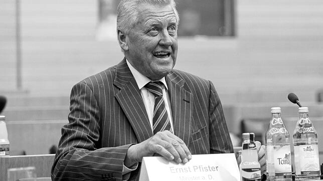 Ernst Pfister spricht 2012 im Plenarsaal des Landtags. Am Sonntag ist er im Alter von 75 Jahren gestorben.
