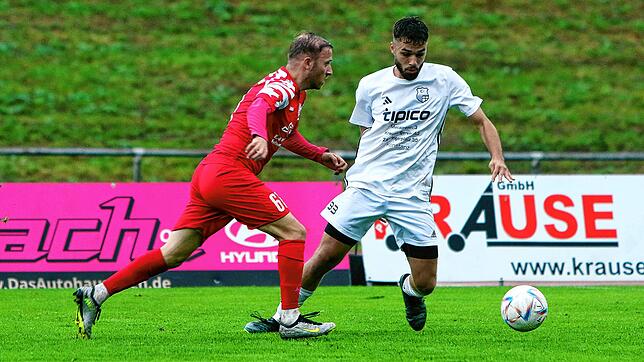 Der TSV Konstanz um Kaan Demirekin (rechts), hier in der Partie gegen den FC Rot-Weiss Salem (Esref Metin Su), belegt aktuell den 15. ...