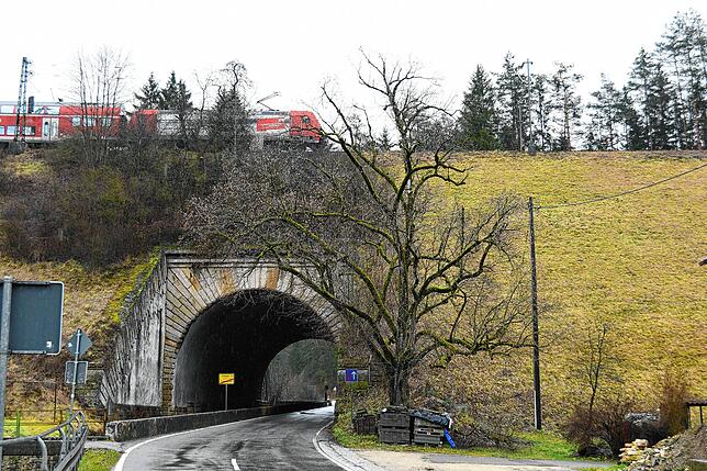 Die markante Unterführung unter der Bahnlinie bei der Talmühle. Die Bundesstraße 491 verbindet Engen und Tuttlingen.
