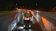 Blick von der Kolpingbrücke in Waldshut: Mit Überbreite bahnt sich der Schwerlasttransport seinen Weg zum Ziel. Die Polizei begleitet ...