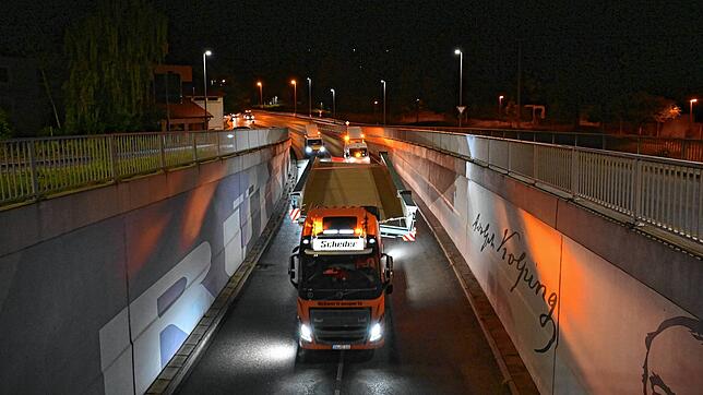 Blick von der Kolpingbrücke in Waldshut: Mit Überbreite bahnt sich der Schwerlasttransport seinen Weg zum Ziel. Die Polizei begleitet ...