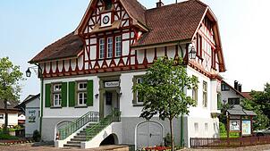Das alte Rathaus in Iznang wird seit einer Weile saniert. Nun stehen noch Arbeiten an der Küche aus. Im Gemeinderat ging es jüngst um ...