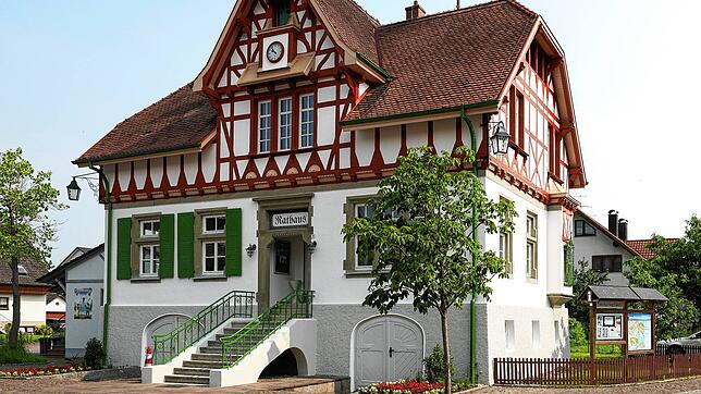 Das alte Rathaus in Iznang wird seit einer Weile saniert. Nun stehen noch Arbeiten an der Küche aus. Im Gemeinderat ging es jüngst um ...