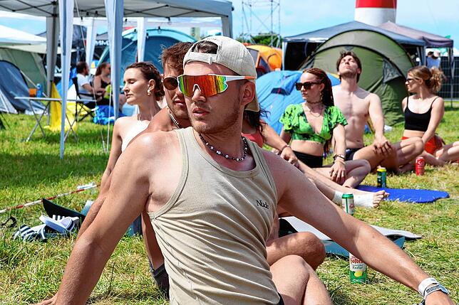 Bild 15: Bier-Yoga und Pfandflaschen-Party beim Southside 2025: Das sind die besten Bilder vom Samstagvormittag