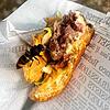 Die Asiatische Hornisse interessiert sich für das Fleisch aus der Rhybar Buvette im Rheinfelder Stadtpark.