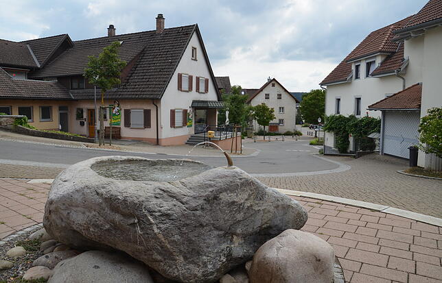 Zahlreiche Brunnen und Wasserstellen im Dorf stellen eine Verbindung zur Wutach und den vom Berg fließenden Wasserläufen her, die durch ...
