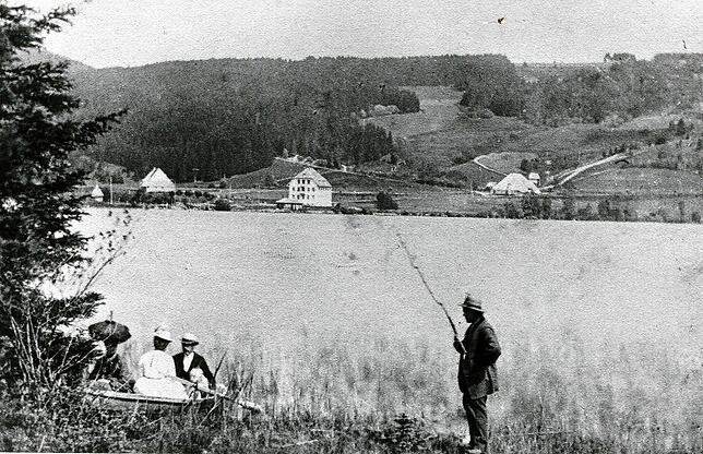 Das Foto zeigt den Schwarzwälder Tourismus-Pionier Franz Eigler um 1900 beim Angeln im Titisee. Das Giebelhaus am anderen Ufer ist ...