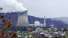 Mehr Strom produziert hat das Schweizer Kernkraftwerk Leibstadt nach Unternehmensangaben im Geschäftsjahr 2020. Im Vordergrund zu sehen ...