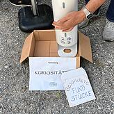 Der erste Fund von Müll-Kuriositäten landet in einem dafür vorgesehenen Karton: ein Toilettenpapierspender.