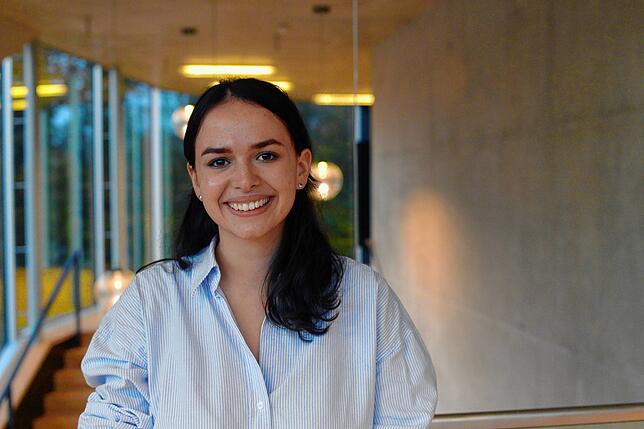 Katharina Spiegelhalter hat ihr Studium virtuell begonnen und freut sich jetzt über den Unialltag in Präsenz.
