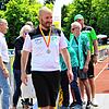 Die Enttäuschung über die Finalniederlage hielt sich in Grenzen: DJK-Trainer Benjamin Gallmann war bei der Siegerehrung schon wieder gut ...