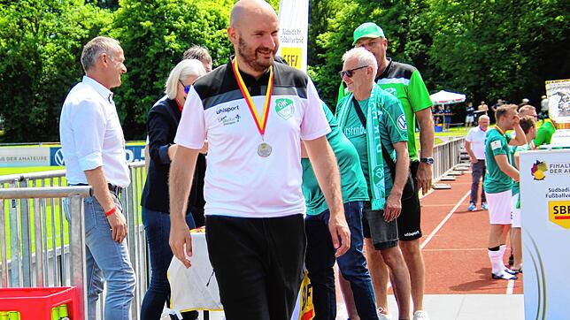 Die Enttäuschung über die Finalniederlage hielt sich in Grenzen: DJK-Trainer Benjamin Gallmann war bei der Siegerehrung schon wieder gut ...