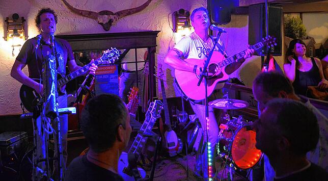 Gern gesehene Gäste in der Mojo Bar: Atze und Kurt. Hier ein Bild aus dem Vorjahr. Auch 2025 sind die Musiker aus Vorarlberg wieder mit ...