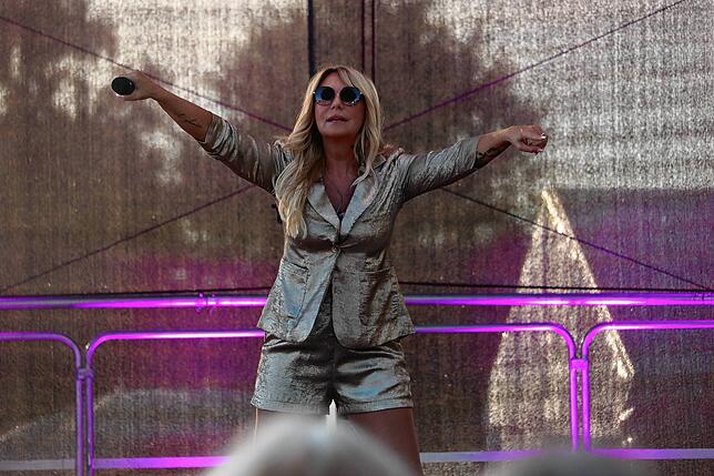 Bild 11: Anita Hofmann und viele andere Schlagerstars: Bilder vom Abschluss des Sound Beach Festivals in Überlingen