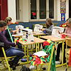 Am Nähabend der Teggingerschule sitzen Eltern vereint an den Nähmaschinen und produzieren das diesjährige Fasnachtskostüm.