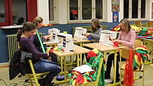 Am Nähabend der Teggingerschule sitzen Eltern vereint an den Nähmaschinen und produzieren das diesjährige Fasnachtskostüm.