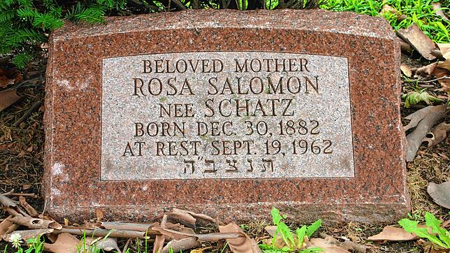 Der kleine Grabstein für Rosa Salomon. Sie starb am 19. September 1962 in Chicago/USA.