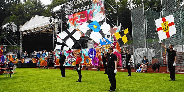 Fanfarenzug und Fahnenschwinger der Niederburg eröffneten beide Weinfestabende in der Reihe Sommerwiese im Bodenseestadion.