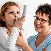 Behandlung in der Nachsorgeklinik: Hanna E. (links) ist elf Jahre alt und in Tannheim wegen Mukoviszidose. Physiotherapeutin Alexandra ...