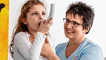 Behandlung in der Nachsorgeklinik: Hanna E. (links) ist elf Jahre alt und in Tannheim wegen Mukoviszidose. Physiotherapeutin Alexandra ...