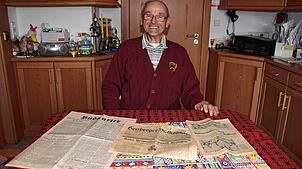 Hermann Gabele aus Sauldorf mit drei seiner Sammelschätze: einer Erstausgabe des SÜDKURIER, einem Heuberger Volksblatt aus dem Jahr 1930 ...