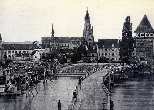 Nach dem Großbrand der Rheinbrücke behelfen sich die Konstanzer noch mit einer Not-Verbindung – doch keine 50 Meter entfernt entsteht ...