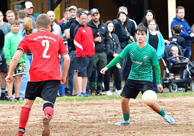 Neu beim FC Hauingen: Vincenczo Spada (rechts, im Pokal beim SV Häg-Ehrsberg) hat den FC Zell verlassen und spielt nun beim Aufsteiger ...