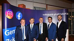 Die Führungsspitze der Volksbank Pfullendorf: Bankdirektor Markus Dold, Aufsichtsratsvorsitzender Roland Brucker, Bankdirektor Werner ...