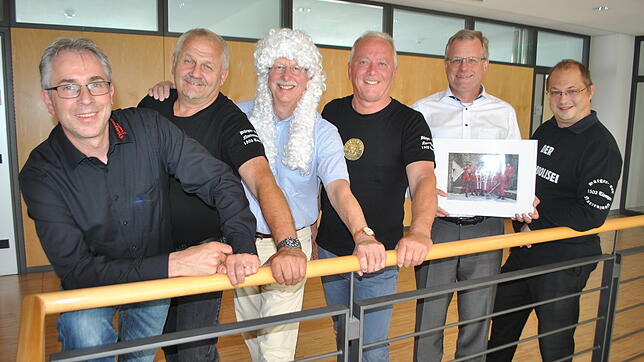 Nehmen den neuen Ankläger in ihrer Mitte auf (von links): Rolf Krämer, Chef der Henkergruppe, Verteidiger Bernd Müller, der neue und der ...