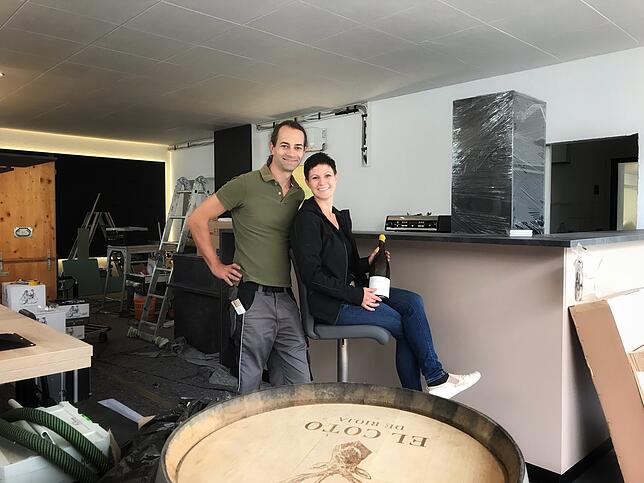 Noch Baustelle, bald Vinothek mit Café: Marleen Sturm, hier mit Ehemann Sebastian, eröffnet in Schnetzenhausen in wenigen Tagen das ...