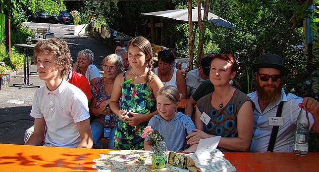 Mit großem Interesse verfolgen die Besucher des Gartenfestes des „Gemeinschaftsateliers im Grünen“ das Geschehen auf der Bühne.
