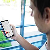 Gut informiert: Die App des SÜDKURIER zeigt auch bei der Landtagswahl die Ergebnisse für jede einzelne Gemeinde. Hier zeigt Sandro Kipar ...