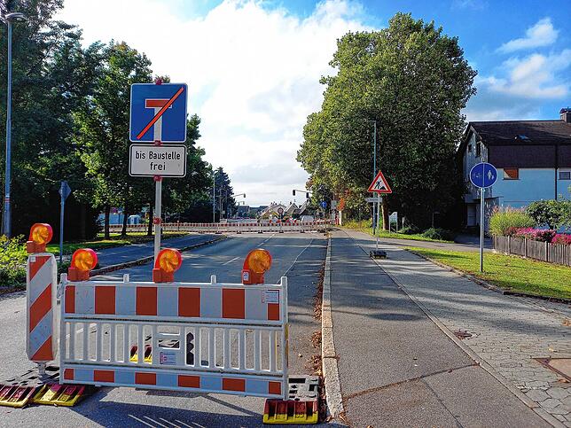 Ab hier gibt es in der Gutenbergstraße für Fahrzeuge kein Durchkommen mehr: Etwa 50 Meter vor dem Bahnübergang ist Endstation. Viele ...