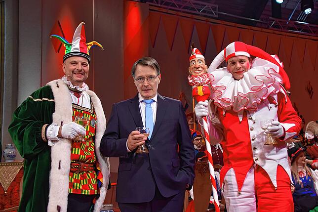 So ungefähr könnte es aussehen, wenn Karl Lauterbach als Beklagter beim Narrengericht auf der Bühne steht. Hier ist sein Kopf in ein ...