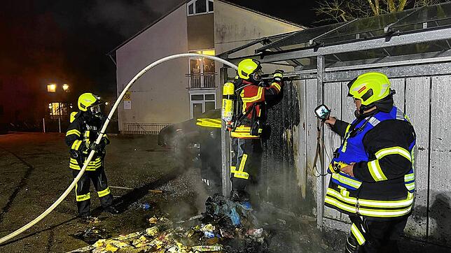 Nach den Löscharbeiten im Reichenauer Ortsteil Lindenbühl nehmen Feuerwehrleute eine Kontrolle mit der Wärmebildkamera vor.