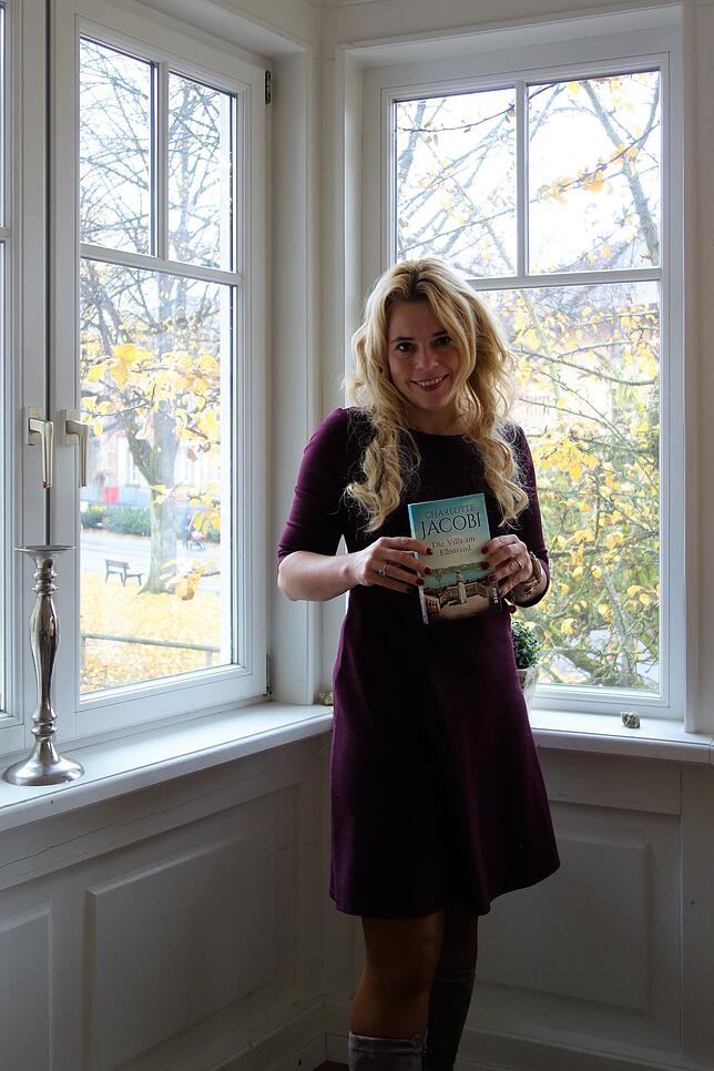 Die Journalistin und Autorin Eva-Maria Bast hat mit einem Koautor den Roman "Die Villa am Elbstrand" geschrieben. Sie stellt das Buch ...