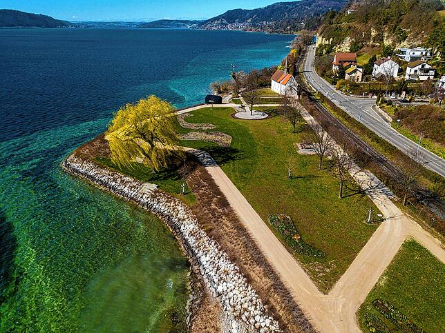 Den Abschluss des Uferparks bildet jenes Gelände, auf dem einmal der Campingplatz war. Gut zu erkennen ist im Bodensee die ...